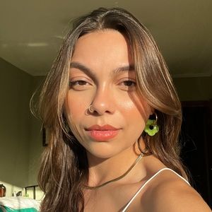 Meet your Posher, Júlia